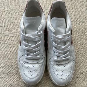 Veja V-10 Sneaker